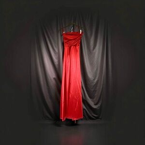 Windsor strap Red Gown